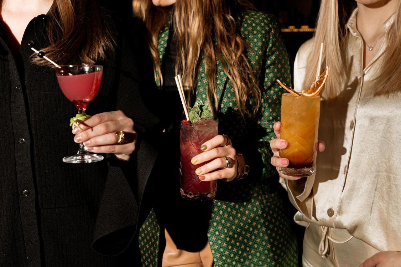 Verno House Budapest, Vignette Collection By Ihg Экстерьер фото Three women holding cocktails