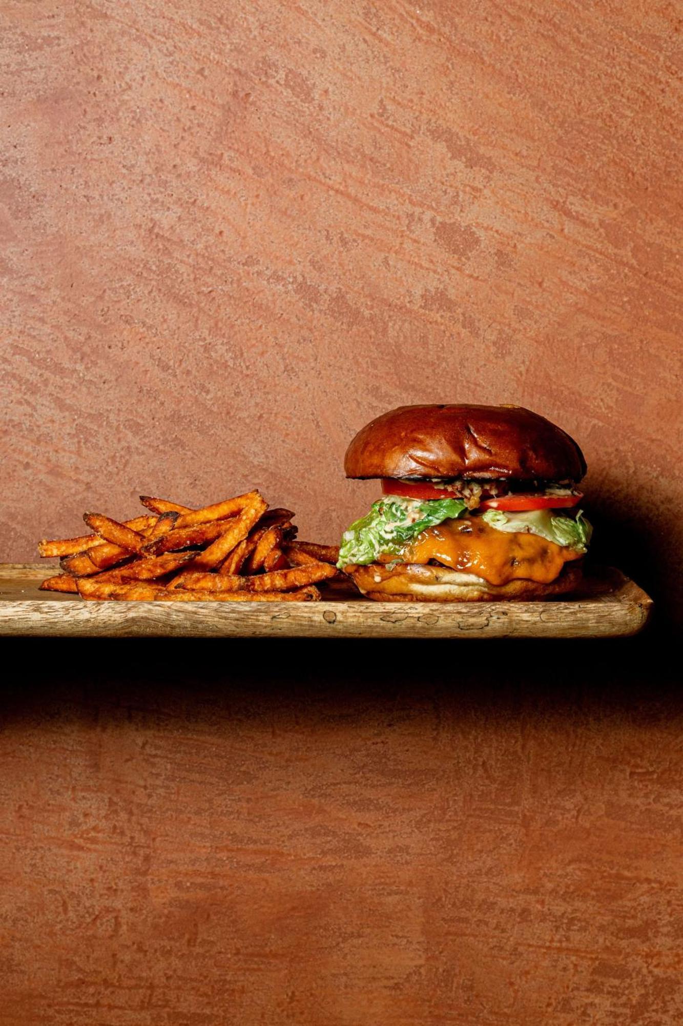 Verno House Budapest, Vignette Collection By Ihg Экстерьер фото A cheeseburger with fries